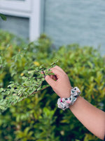 Load image into Gallery viewer, Scrunchies
